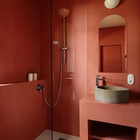 Czerwony Miedzy Drzewami *