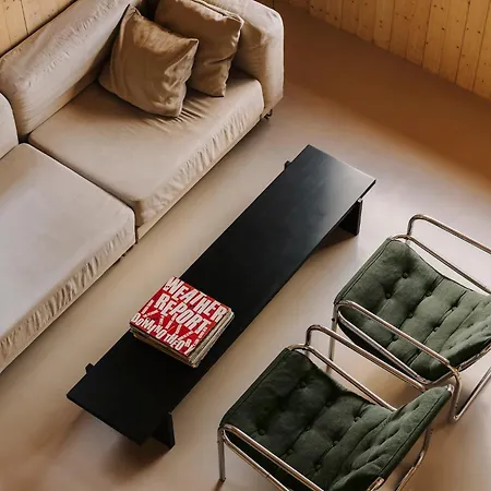 Czerwony Miedzy Drzewami * Brok