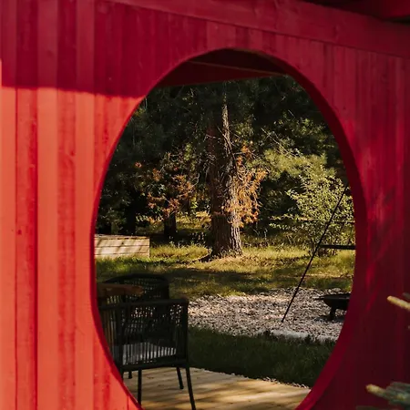 Czerwony Miedzy Drzewami Hébergement de vacances Brok